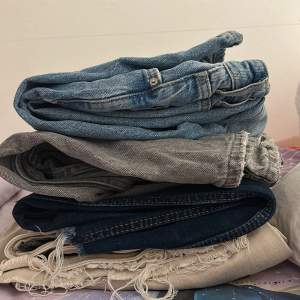4 par jeans, 2 från zara och 2 från Gina tricot. Varje par jeans kostar 500 kr men säljer alla 4 för 500
