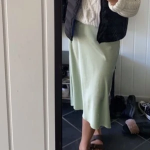 Veromoda  - Hej! Säljer min ljusgröna långa satin kjol. Perfekt en fin sommardag eller finsittning. Säljer den pågrund av fel storlek. 7/10 skick💚🌸