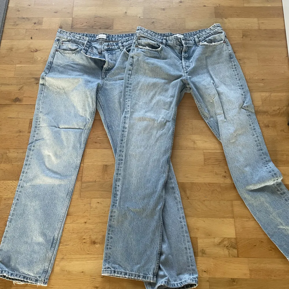 Säljer nu mina zara jeans som inte kommer till användning eftersom att de blivit för små för mig🌟kan tänka mig att sälja båda för 300kr och ett par för 200kr, priset kan diskuteras vid snabb affär💞skillnaden på byxorna är att den ena har lite gråare⭐️. Jeans & Byxor.