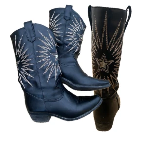 cowboystövlar  - wowsiga cowboystövlar med guldiga stjärnor !! köpta vintage och underbart bekväma 