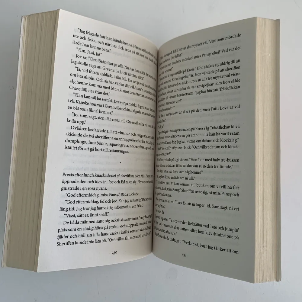 Boken Där Kräftorna Sjunger, bra bok o fint skick, bara liten fläck på undersidan, säljer för att jag har samma fast på engelska också❤️. Övrigt.