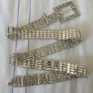 Y2k bälte - Säljer detta snygga bältet, aldrig använt! Skriv för mer frågor eller tryck på köp nu! ❤️*priset går att diskutera*