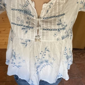 Odd Molly blus - En jättefin blus från odd Molly med trekvartsärmar! Köpt på loppis och andvänd 1-2 ggr sen dess. Jättebra skick! Skriv för fler bilder!❣️