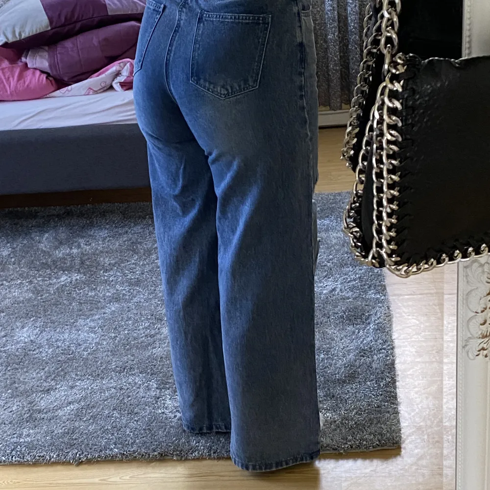 Byxorna är i storlek 38, jag är 1,64 så de passar perfekt i längden. Använd fåtal gånger och dom har väldigt bra material😍💖. Jeans & Byxor.