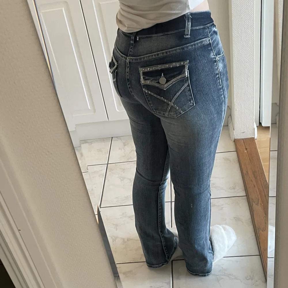 säljer dessa så snygga bootcut jeans som tyvärr är för små för mig i midjan. skitsnygga detaljer på bakfickorna och dem är som nya då jag använt dem max 5 gånger. skriv för mer bilder/frågor !! 💓💓. Jeans & Byxor.