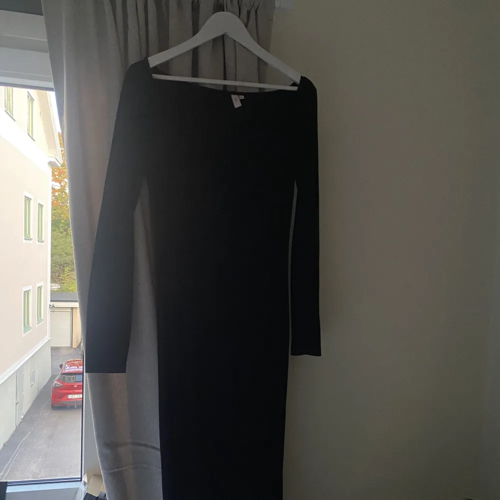 Svart långklänning från Nelly. Köpt för en månad sen. Bara testad. Säljer eftersom den är alldeles för lång för mig (jag är 156 cm) 💗. Klänningar.
