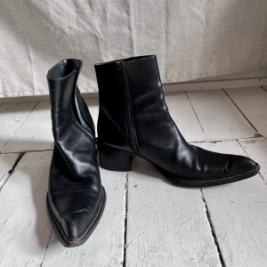Tiger of Sweden cowboyboots  - Skinnboots med spetsig tå och liten klack. Knäpps med dragkedja på insidan. Otroligt fina och i bra skick. 