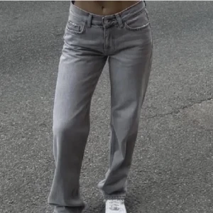 Low straight jeans - Low straight petite jeans från Gina, säljer då de är alldeles för stora för mig. Passar i längden för någon runt 160 men är inte för korta för mig som är 166. Skriv privat för egna bilder.
