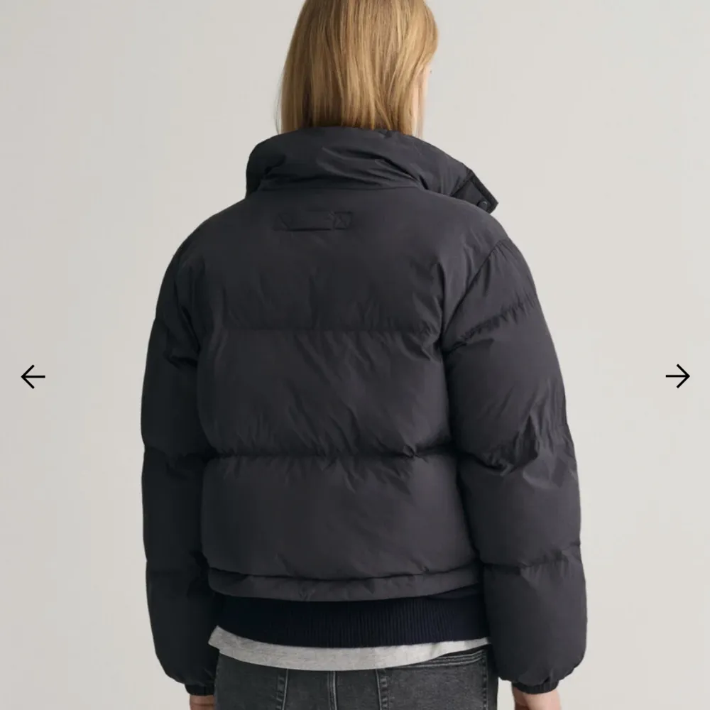 Säsongens uppdaterade puffjacka med en modern look. Den är framtagen med en relaxed fit och en något kortare längd, med detaljer som sidfickor. https://www.gant.se/teen-girls-cropped-puffjacka-black/670277-5.h  Nypris 2300 kr. Jackor.