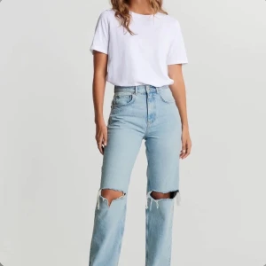 Blåa jeans med hål - Fina blåa jeans med hål på knäna, från Gina. Använda fåtal gånger. Nypris 500kr. Frakt tillkommer💞