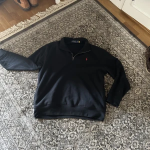 Ralph Lauren Quarter Zip - Tja säljer min rl quarter zip då den intr passar mig. Den har aldrig blivit buren därav inha fläcker eller defekter. Priset kan diskuteras 