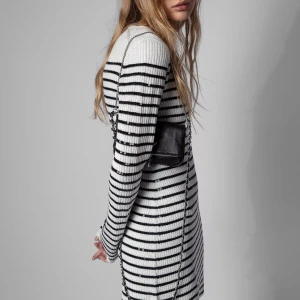 Zadig & Voltaire klänning - Säljer denna fina klänning med öppen rygg från Zadig & Voltaire i nyskick 💞💞Nypris 5050 kr