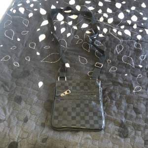 Louis Vuitton bägare/väska men lite sönder vid zipen