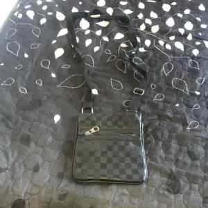 Louis Vuitton bägare/väska men lite sönder vid zipen