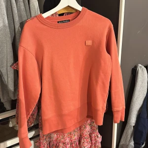 Acne studios  - Acne studios sweatshirt, strl s, nypris 2400kr. Knappt använd. Öppen för prisförslag.