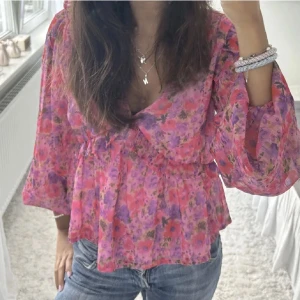 bikbok blus - säljer den populära blusen från bikbok i strl M men passar mig som är xs/s. har bara använts en gång så den i jättebra skick. (lånad bild) kom privat för egna bilder