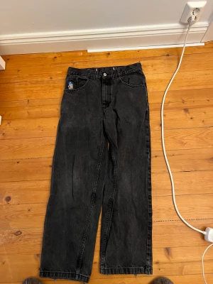Polar 93 Denim - Säljer mina svarta polar 93 denim för de inte används, dom går knappt att få tag på längre slutsålda överallt. Hör av dig vid mer frågor👍🏻