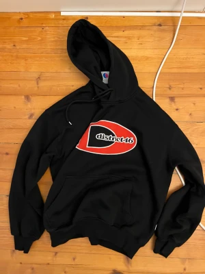 District46 hoodie - District 46 hoodie som knappt är använd.