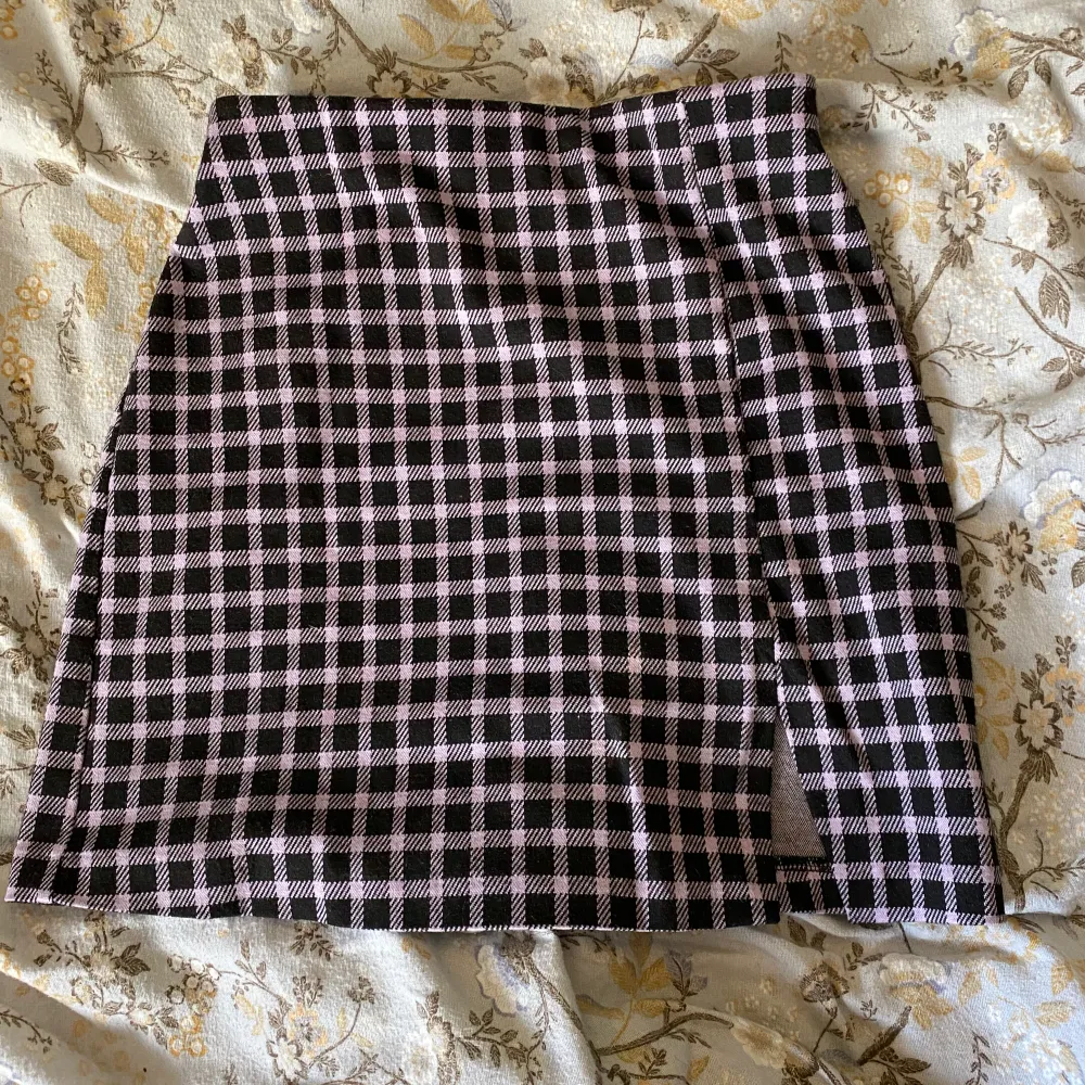 Lila kjol som är sparsamt använd! Är i prima skick men börjar bli lite liten för mig🩷 Xxs i storlek men skulle säga att den passar dig som har xs i kjolar också🩷 Från H&M!. Kjolar.