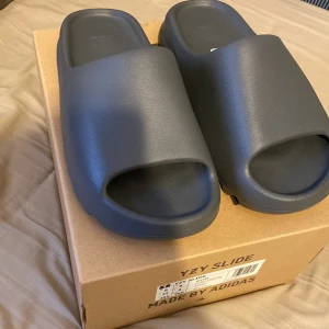 Yeezy slides - Säljer mina Yeezy slides helt nya inte använda  