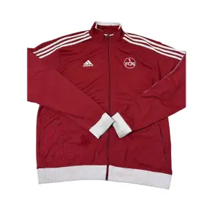 Vintage adidas jacka som tyvärr inte har något på baksidan, ser helt ny ut fast dom har klippt av storleken men skulle nog säga att  den är L/XL för en oversized look💕(den är nästan vinröd)Läng: 75cm Bred: 64cm