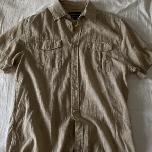 Kortärmad skjorta - Går även och ha öppen med vit T-shirt under