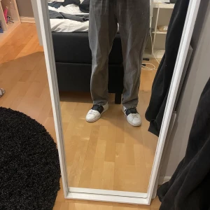 Bershka jeans - Hej säljer mina gråa bershka jeans som är i fint skick. Jag är ca 185. Hör av er vid frågor