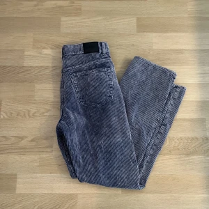 Weekday Manchesterjeans - Weekday herr Manchesterjeans, blå/grå, storlek 28. Väldigt fint skick