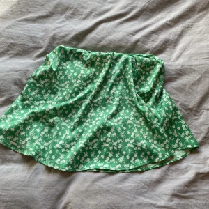 Sommar kjol💚🌼 - Hej säljer en super fin sommarkjol!  Super bra till midsommar osv🌸 Cond 8/10