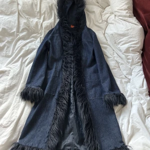 Pälsjacka - Afghan coat, skit snygg i denim med päls ända upp i luvan. Jätte bra skick! Knappast använd 