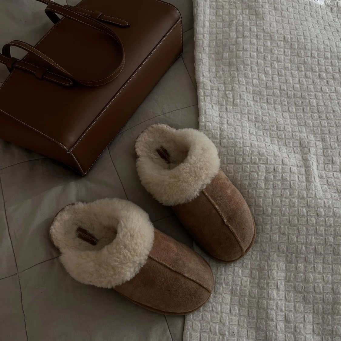 Bruna tofflor med ull - 90