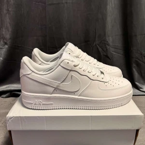 Nike airforce 1 skor  - Säljer mina nya airforce 1, köpta här på Plick köpta för 1000 mitt pris 800kr  säljer då dom inte passade mig 