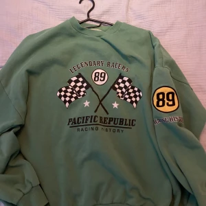 Crewneck tröja från Pull&Bear - Oversize tröja från Pull & Bear. Använd ett fåtal gången. Har en blekningsfläck nedtill (se 3:e bilden) priset kan diskuteras