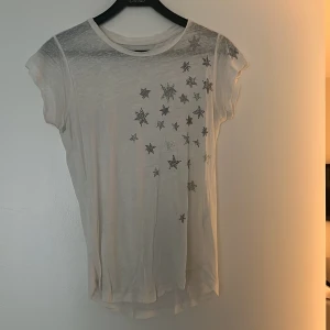 T-shirt  - En super skön och fin T-shirt från Zadig Voltaire som inte längre används. Har inga tecken på användning alls. Köpt för ca 800kr och tror inte modellen finns kvar! Buss minst 20kr åt gången!❤️