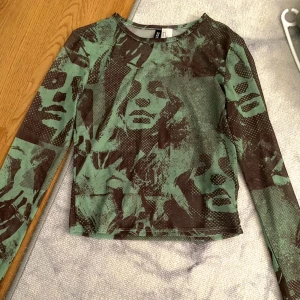Mesh tröja  - Knappt använd mesh tröja från h&m!  Storlek S men skulle säga att den passar XS-M.  Skriv vid fler frågor eller bilder!💗