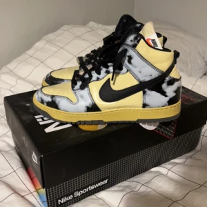 Nike dunk high 1985 Lemon drop - Köpte i Stockholm på sns knappt använda cond 9/10 inga flaws och all medföljer såsom andra snören samt skolådan