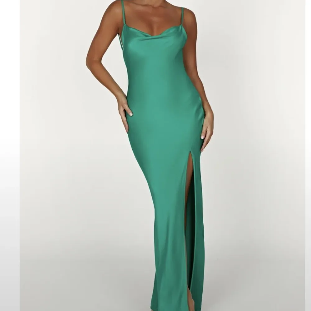 Silke grön klänning i storlek S men passar väldigt bra på mig som vanligtvis är M. Nypris 1100 och har ändast använt 1 gång nyskick . Klänningar.