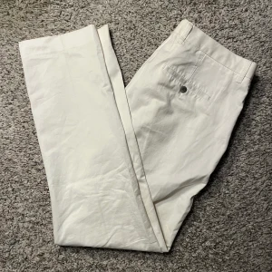 Linnebyxor Riley - Linnemix byxor från Riley. Storlek i byxan står som 52 men skulle säga att de passar om du vanligtvis har 32 i längd i jeans. Inga defekter. Mer av finbyxor än bara casual. Pris kan diskuteras.