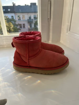 Rosa uggs - Säljer dessa uggs då dom blivit försmå. Inte alls slitna men har andvändts.
