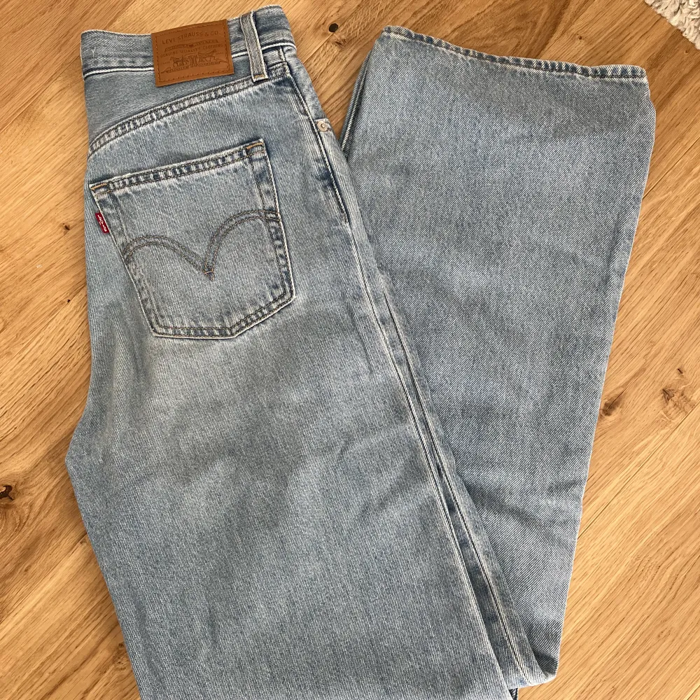 Ett par fina ljusblå jeans från Levis jeans i en straight loose modell. Knappt använda. Storlek 26. Hör av er om ni har några frågor!. Jeans & Byxor.