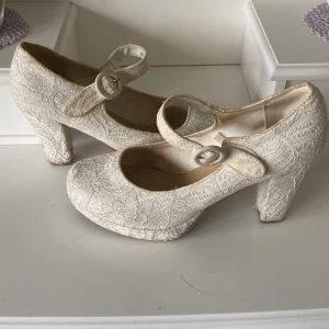 Skor med spetstyg - Snygga klackskor med spetstyg på. Använda en del så har lite skavanker, supersköna att gå i och passar till allt. Köpta på skopunkten. Storlek 38. Kan skickas omgående, pris går att diskutera.