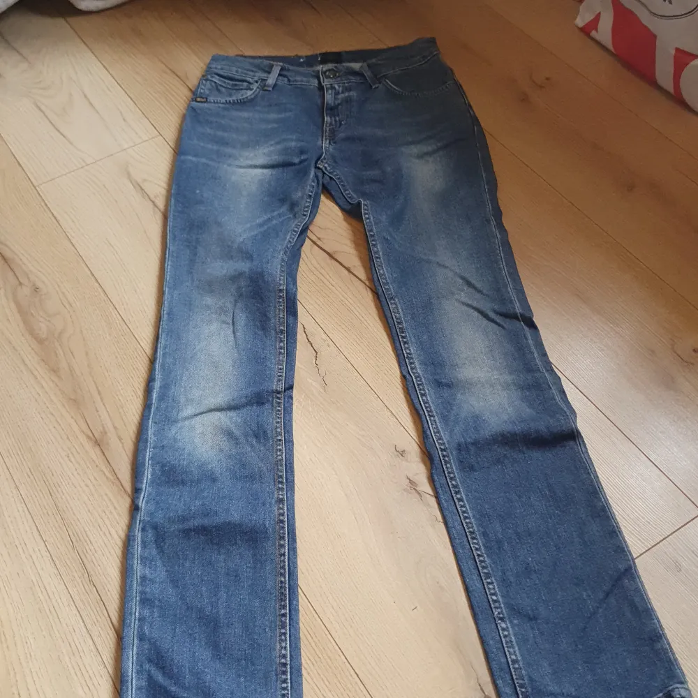 Blåa tiger of sweden jeans storlek 27/32  Midjan ca 76cm Innerbenslängd 83. Jeans & Byxor.
