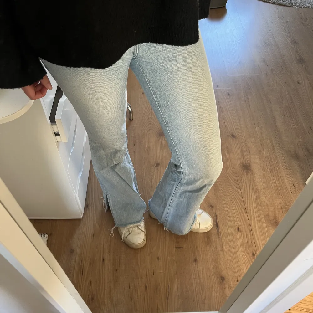 skit snygga ljusblå bootcut jeans men tyvärr för små för mig i midjan💕❣️i väldigt bra skick! köpte på zalando men märket är Tally Weijl. midjemått 74cm och innerbesnmåttet 78cm. Jag är ca 173 och ör väldigt bra i längden!. Jeans & Byxor.