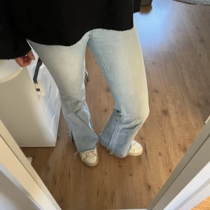 ljusblå bootcut jeans - skit snygga ljusblå bootcut jeans men tyvärr för små för mig i midjan💕❣️i väldigt bra skick! köpte på zalando men märket är Tally Weijl. midjemått 74cm och innerbesnmåttet 78cm. Jag är ca 173 och ör väldigt bra i längden!