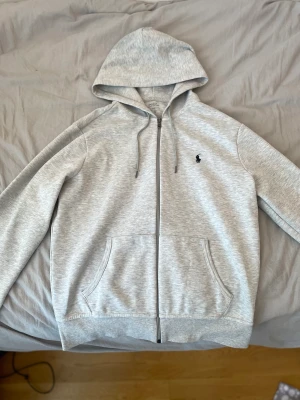 Polo zip - En polo zip Hoodie i använt som ny skick inget fel på den alls