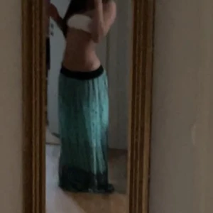 lång kjol  - jätte snygg turkos kjol med mönster från turkiet!!