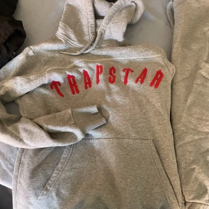 Trapstar dress - Trapstar dress köpt från deras hemsida. Knappt använd. SLUTSÅLD ÖVERALLT - storlek XS (passar S) - skick 9/10  - orderbekräftelse finns i inlägget 