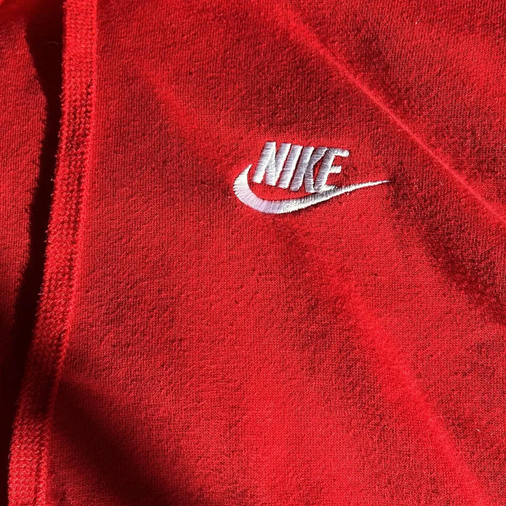 jättefin röd Nike hoodie i storlek S, perfekt nu till höst och vinter❤️. Hoodies.