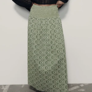 Långkjol - Från Zara! Helt underbar o somrig. Funkar såklart att ha nu när det är kallare oxå!! jätte bra skick, inget fel på den!