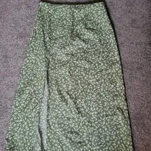 Lång grönblommig kjol i storlek s från shein. Oanvänd.